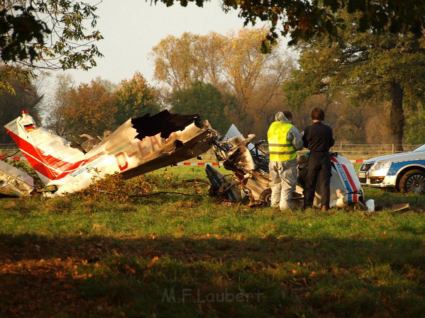 Kleinflugzeug abgestuerzt Sankt Augustin Meindorf P202.JPG